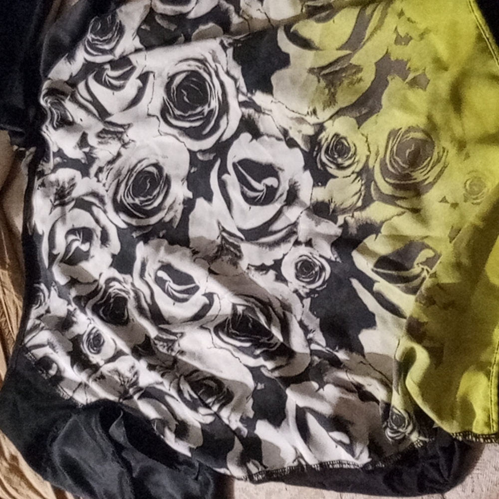 A white black and green flower shirt,the size is 2x